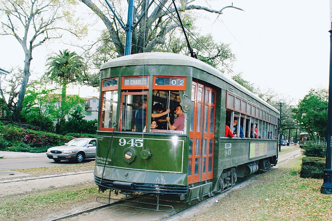 Garden District and Gates of Lafayette Cemetery Walking Tour - Celebrity homes and famous screen locations