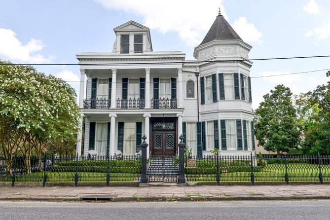 Garden District History and Homes Walking Tour - Two hours among mansions, Victorian homes, and oak avenues