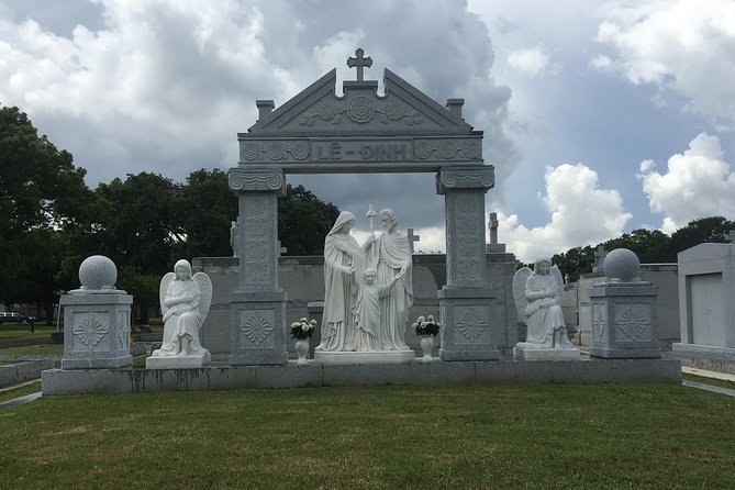 Historic Metairie Cemetery Walking Tour by Save Our Cemeteries - Why the guide can make or break the experience