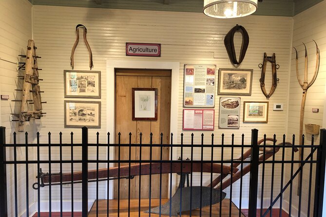 N’awlins Luxury: Laura Plantation Tour w/Transportation - A gift shop with local arts and crafts