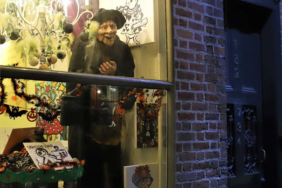 New Orleans: 1.5-Hour Voodoo History Evening Tour - How the guides shape the evening