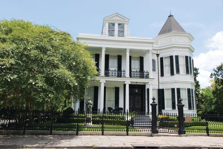 New Orleans: 2-Hour 15-Minute City and Cemetery Tour by Bus - City Park and the Café Du Monde break