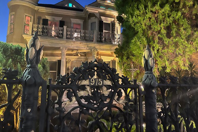 New Orleans : Best of Ghost & Voodoo Experience Walking Tour - Haunted houses seen from the street