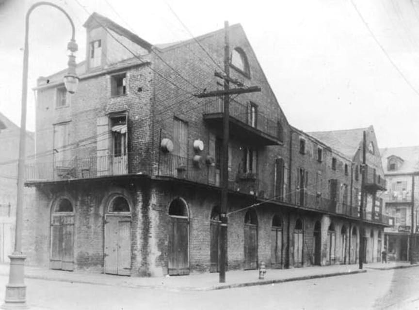 New Orleans: Brothel History Tour - Two bar stops and the New Orleans go-cup tradition