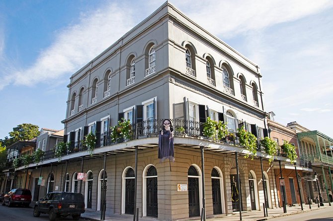 New Orleans City and Cemetery Sightseeing Tour - The Garden District and the Lake Pontchartrain view
