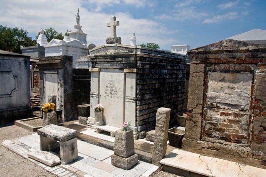 New Orleans: City & Cemetery Tour by Air-Conditioned Minibus - Guide style, music, and the pace of the ride