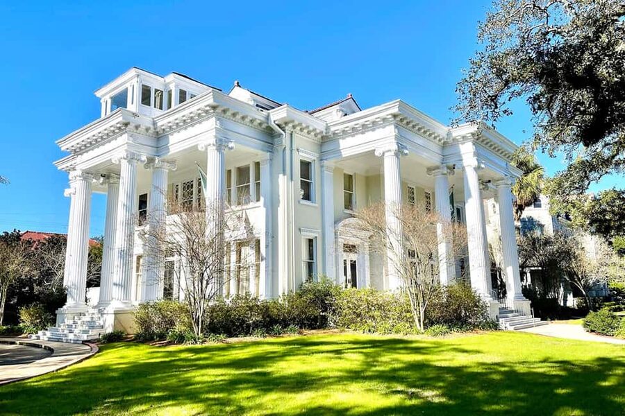 New Orleans: City & Cemetery Tour + Garden District Stroll - The guides make the biggest difference