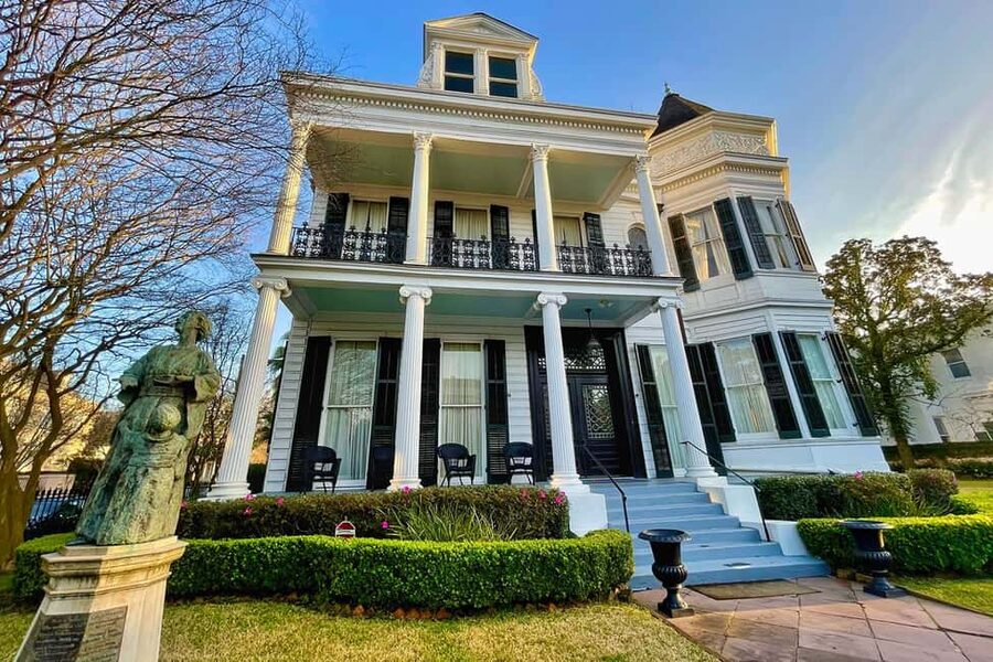 New Orleans: City Tour & Steamboat Daytime Jazz Cruise Combo - Lake Pontchartrain and the city beyond the postcard