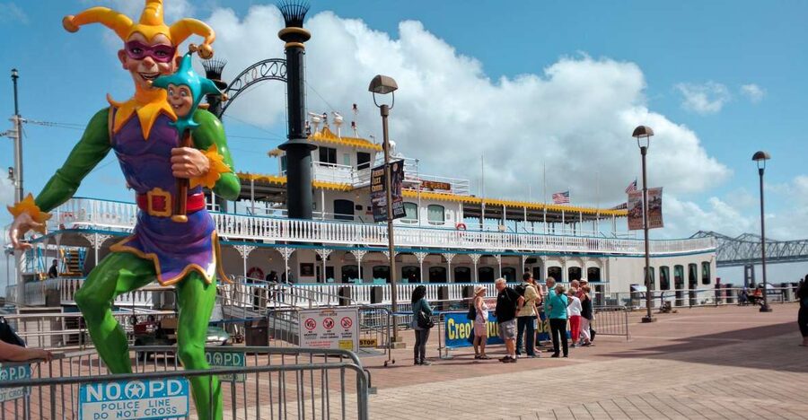 New Orleans: Creole Queen History Cruise with Optional Lunch - The first 45 minutes on the Mississippi