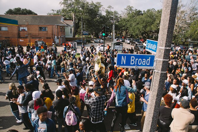 New Orleans Culture Second Line Tour in NOLA - The guide’s role and the sound problem