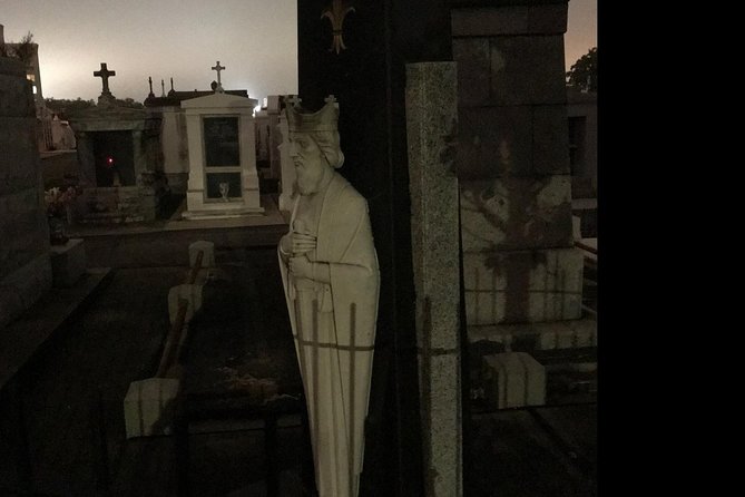 New Orleans: Dead of Night Ghosts and Cemetery Bus Tour - Looking for orbs, shadows, and odd photographs
