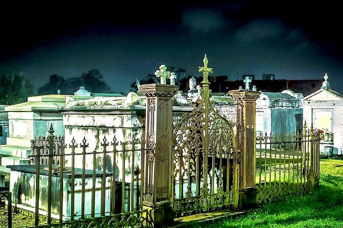 New Orleans: Dead of Night Ghosts and Cemetery Bus Tour - What the two-hour route feels like