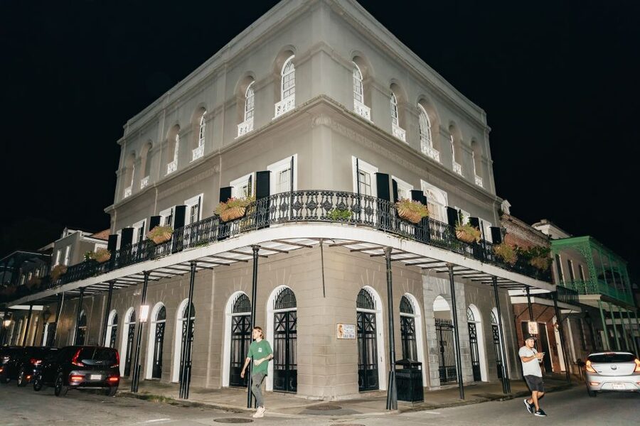 New Orleans: French Quarter Ghost Tour with Interior Visit - Lafitte’s Blacksmith Shop Bar and the mid-tour pause