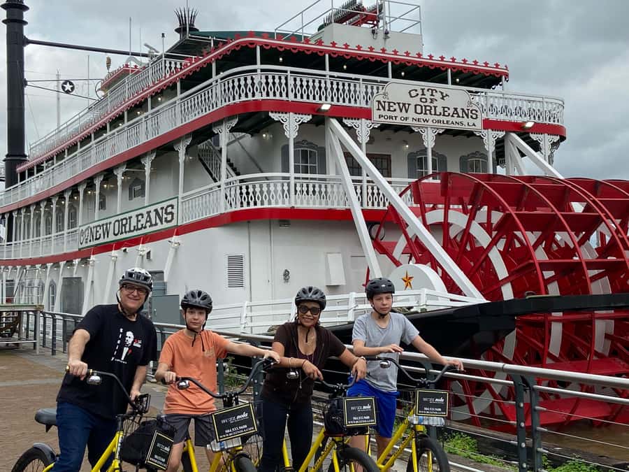 New Orleans: Garden District and French Quarter Bike Tour - Pedaling through the French Quarter