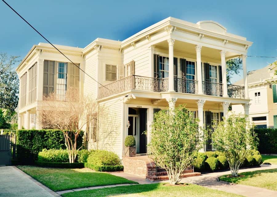 New Orleans: Garden District and Lafayette Cemetery Tour - Why the Garden District feels unlike the French Quarter