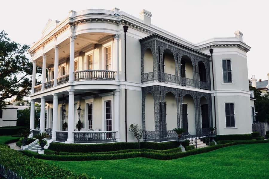 New Orleans: Garden District and Lafayette Cemetery Tour - Reading the architecture one house at a time