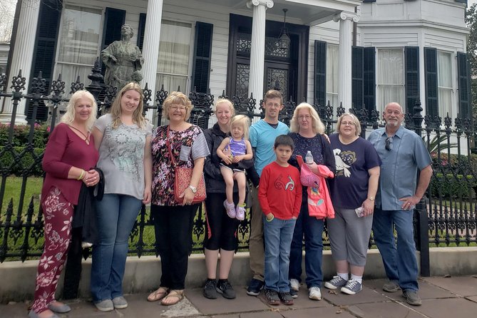 New Orleans Garden District History Walking Tour - Guides, humor, and room for questions