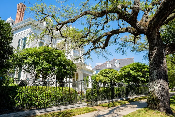 New Orleans Garden District Tour - The mansion-lined streets of the Garden District
