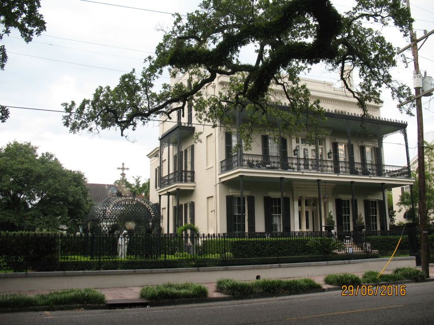 New Orleans: Garden District Walking Tour - Ending at the Rink