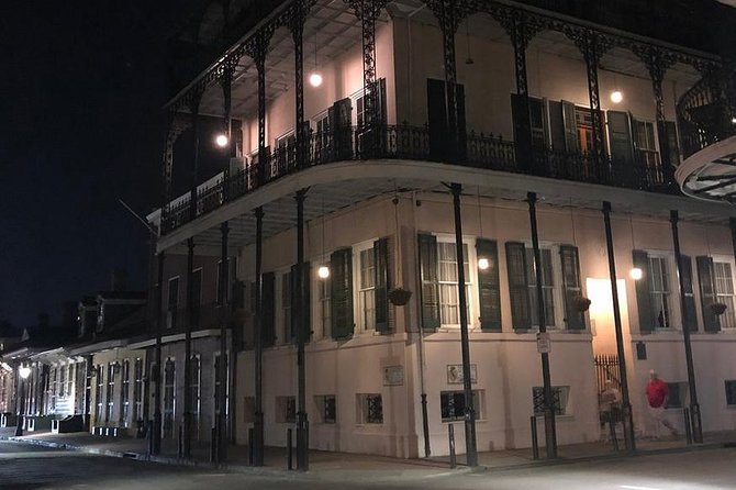New Orleans Ghost, Vampire, Witch, Voodoo, and Mystery Tour - The pirate alley and a short break