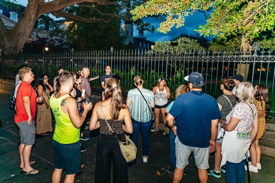 New Orleans: Haunted Pub Crawl - Pirates Alley and the quieter history between stops