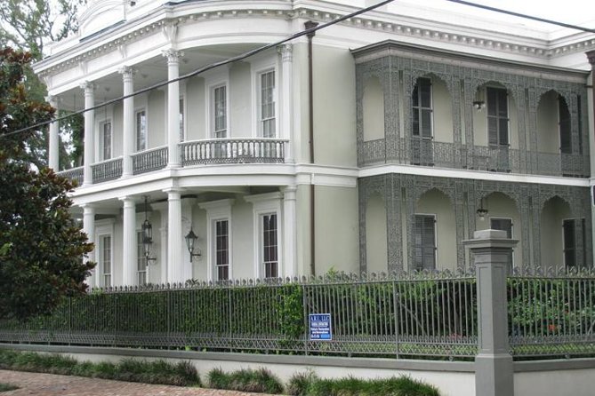 New Orleans Homes of the Rich and Famous Tour of the Garden District - Starting near Lafayette Cemetery
