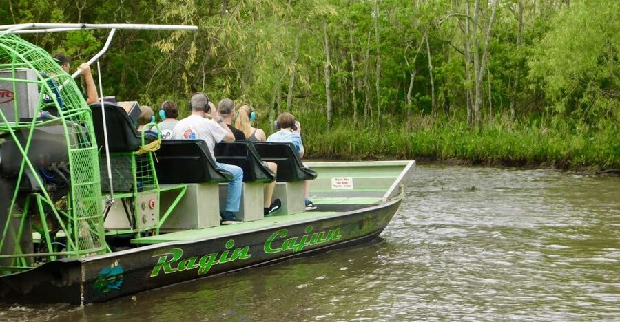 New Orleans: Oak Alley or Laura Plantation & Airboat Tour - The 8:00 am pickup from New Orleans