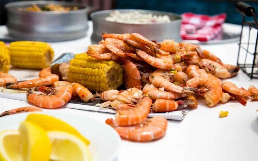 New Orleans: Shrimp Boil Experience in French Quarter - The opening cocktail and short walk