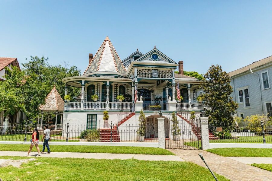 New Orleans: Sightseeing Bus Tour - Esplanade Avenue, Creole culture, and the cemetery walk
