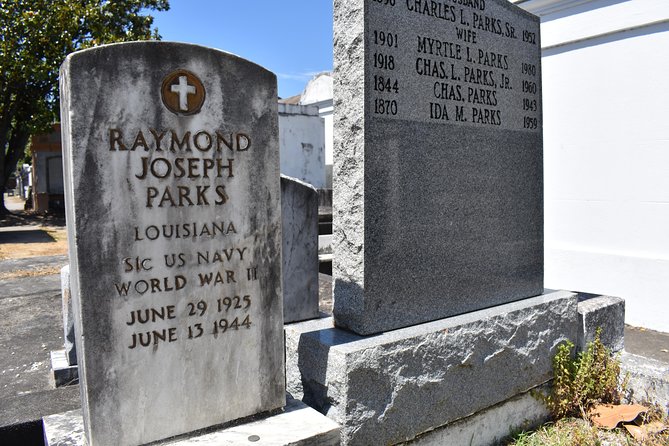 New Orleans Small-Group Garden District Walking Tour - What the guides add to the experience