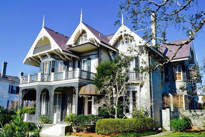 NOLA Garden District and Gates of Lafayette Cemetery Tour - A graceful start at the Garden District Book Shop
