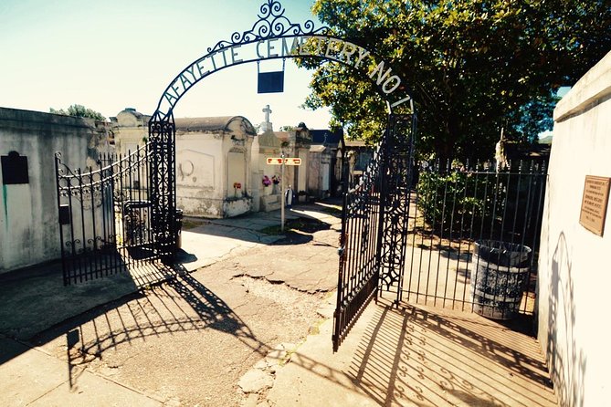 NOLA Garden District and Gates of Lafayette Cemetery Tour - Reading the Garden District through its houses