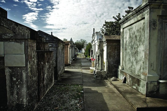 One Hour Saint Louis Cemetery Number One Walking Tour - What you actually see for $10