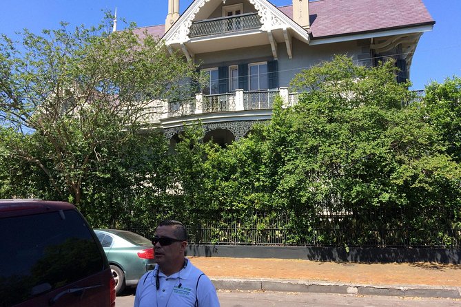 Private Garden District Walking Tour With Lafayette Cemetery No 1 - Reading the mansions of the American Sector