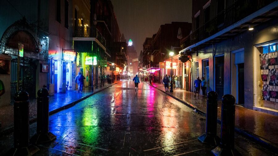 Self Guided Audio Ghost Tour in New Orleans in 6 Languages - Self-guided freedom versus a live group