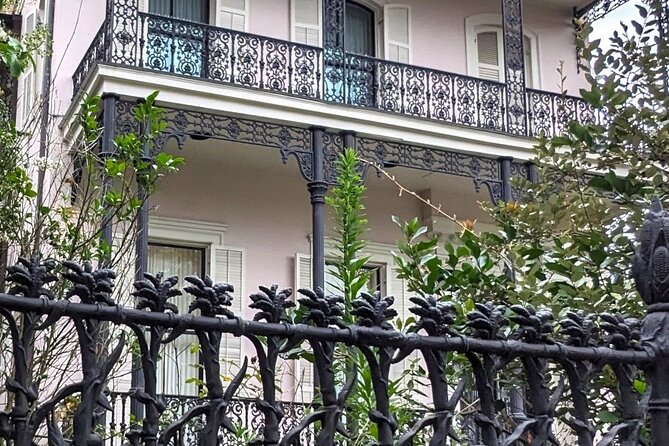 Self Guided Walking Tour of New Orleans' Historic Garden District - Seven Sisters and the stories houses collect