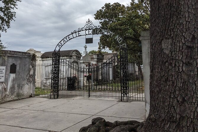 Self Guided Walking Tour of New Orleans' Historic Garden District - Camp and Third Street to the Montgomery-Hero House