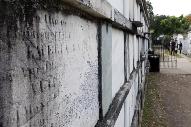 Small-Group Glamorous Garden District Tour - Walking conditions and what to wear